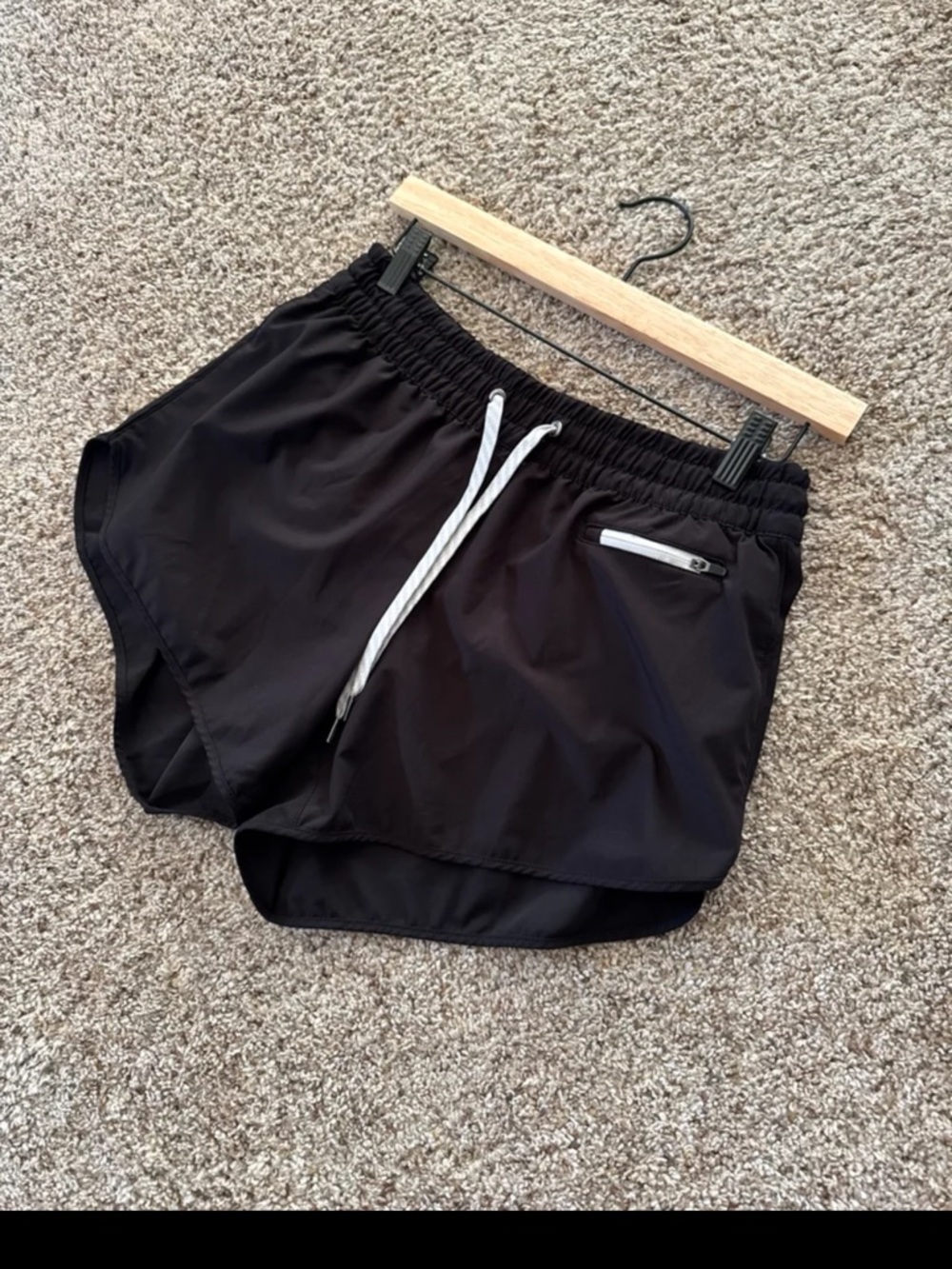 Vuori Clementine 2.0 Short 4" in Black 
size Medium - Picture 7 of 12